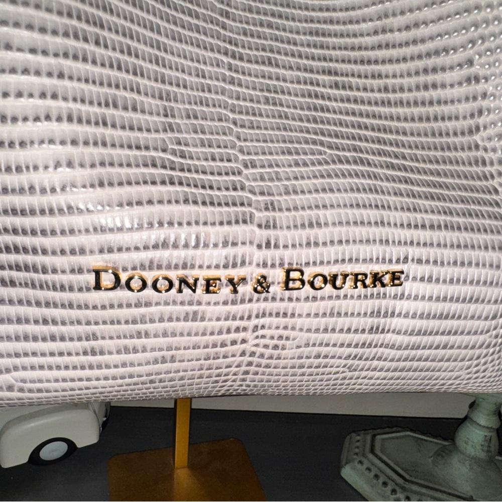 Dooney & Bourke Lizard Embossed Large Leather Barlow convertible bag - like New - Picture 3 of 16